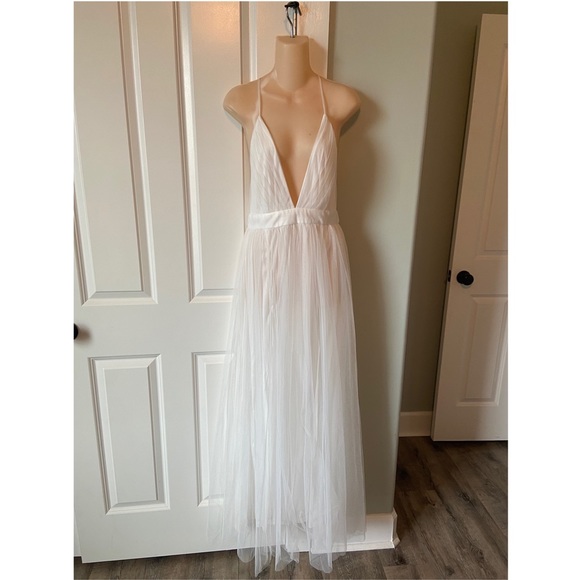 Windsor Dresses & Skirts - Gorgeous white wedding dress from Windsor